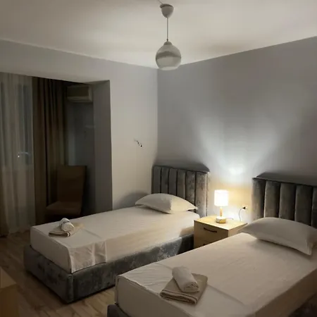 Theranda Apartment *